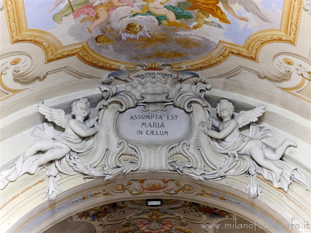 Momo (Novara) - Decorazioni in stucco sopra l'arco di ingresso del presbiterio nella nella Chiesa di Santa Maria Assunta